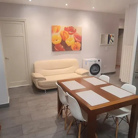 Privadas En Piso Frente A Playa Ondarreta, Bano Compartido San Sebastián