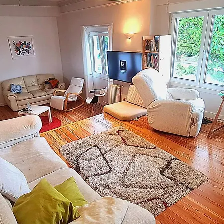 Privadas En Piso Frente A Playa Ondarreta, Bano Compartido * San Sebastián