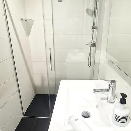 Privadas En Piso Frente A Playa Ondarreta, Bano Compartido San Sebastian