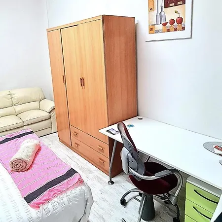 Privadas En Piso Frente A Playa Ondarreta, Bano Compartido * San Sebastian