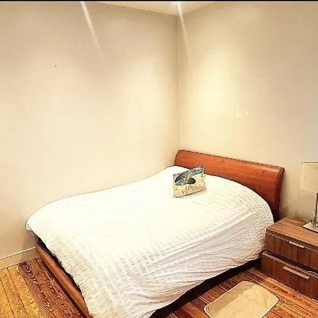 Privadas En Piso Frente A Playa Ondarreta, Bano Compartido Habitación en casa particular