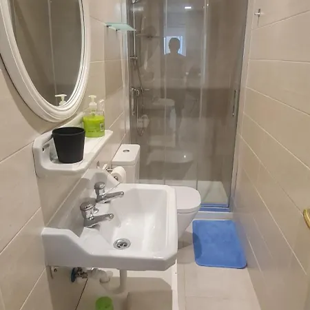 Privadas En Piso Frente A Playa Ondarreta, Bano Compartido Homestay *