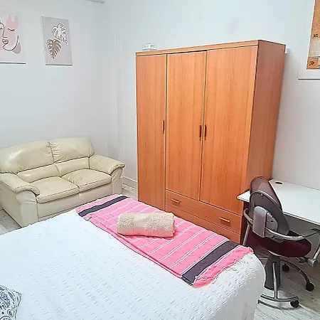 Privadas En Piso Frente A Playa Ondarreta, Bano Compartido Homestay *