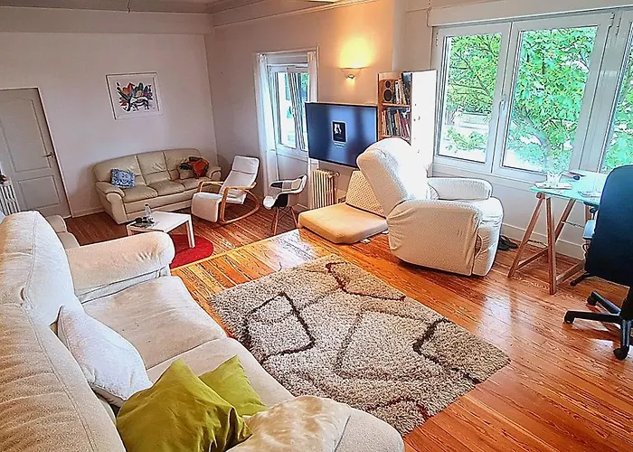 Privadas En Piso Frente A Playa Ondarreta, Bano Compartido * San Sebastián